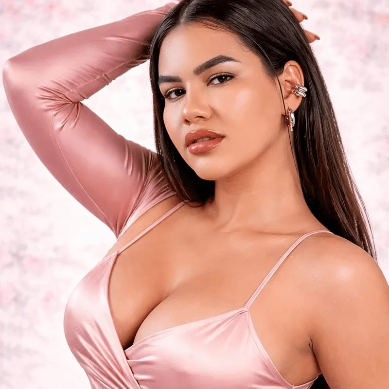 إطلالة أنثوية أنيقة تعكس الجمال الطبيعي والثقة